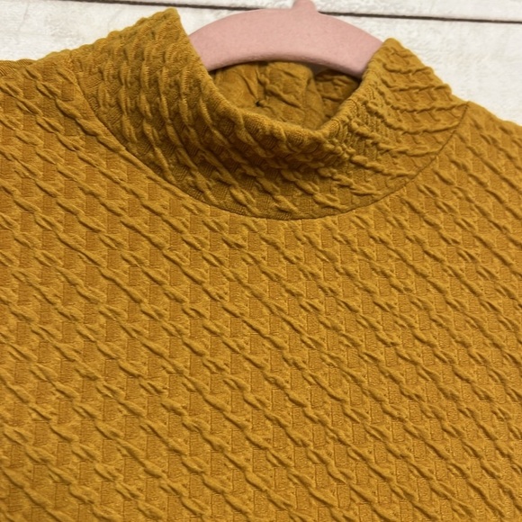 EUC eri + ali size small top with button details on back! - Picture 3 of 4